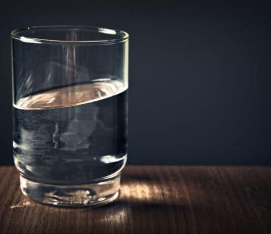 Coloque um copo de água debaixo da cama e pela manhã surpreenda-se com o resultado