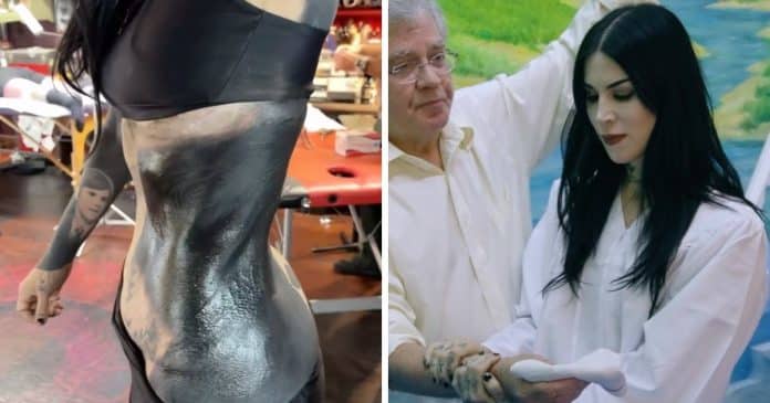 Famosa tatuadora decide “apagar” suas tatuagens pintando seu corpo de preto, após se converter ao cristianismo