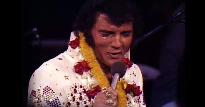 Fãs ficam horrorizados com retorno de Elvis Presley com show feito de holograma