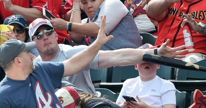 Homem ativa “poderes de superpai” quando taco de beisebol é arremessado em direção à cabeça de seu filho