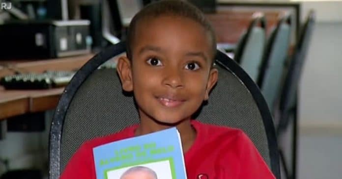 “Super Alvinho”: Aos 7 anos, menino de comunidade do Rio conclui curso em Harvard