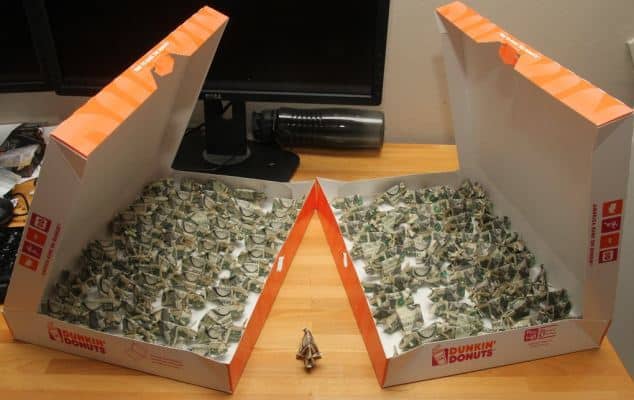 sabiaspalavras.com - Motorista paga multa de U$ 137 com 137 porquinhos de origami, em uma caixa de donuts, feitos com notas de 1 dólar