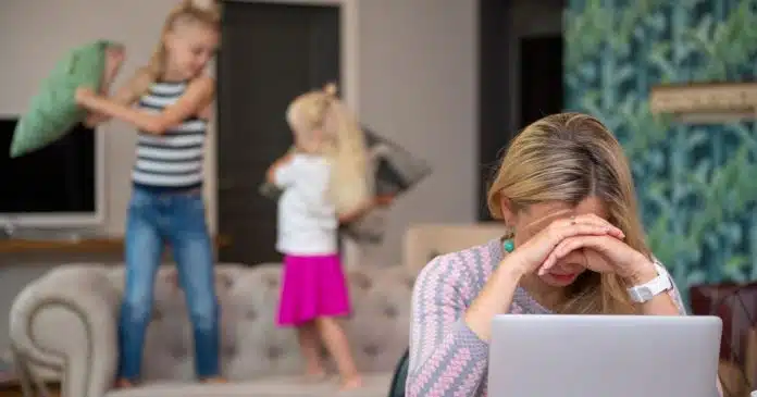 mulher-afirma-que-ter-filhos-e-um-ato-egoista-e-web-se-revolta-idiota Mulher afirma que ter filhos é um ato egoísta e web se revolta: “Idiota”