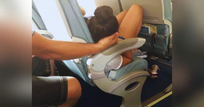 Pai gera debate por segurar cabeça da filha por 45 minutos para que ela pudesse dormir durante um voo