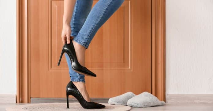 Por que deveríamos tirar os sapatos antes de entrar em casa? Descubra os benefícios dessa prática