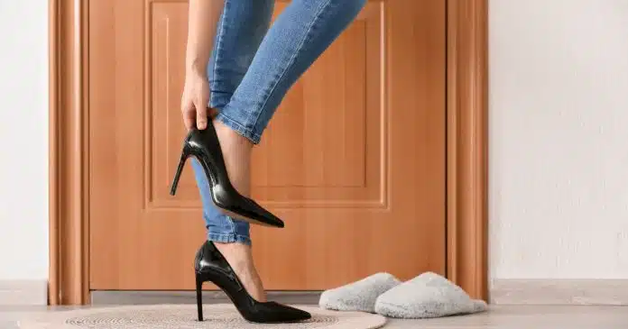 por-que-deveriamos-tirar-os-sapatos-antes-de-entrar-em-casa-descubra-os-beneficios-dessa-pratica Por que deveríamos tirar os sapatos antes de entrar em casa? Descubra os benefícios dessa prática