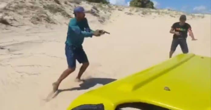 Turistas confundem tentativa de assalto com brincadeira em passeio de buggy no Ceára