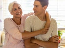 Adolescente busca ajuda online para chamar mãe adotiva de ‘mãe’ e encontra apoio inspirador