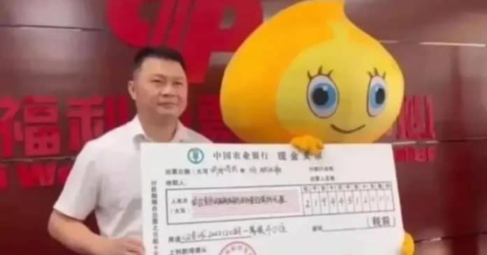 Ganhador de loteria recebe 153 Milhões fantasiado para não ser reconhecido pela família