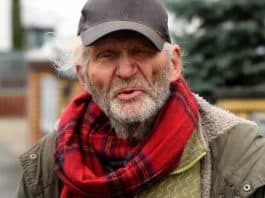 Homem vasculha lixo para encontrar comida mas é na verdade um MILIONÁRIO secreto com 9 propriedades