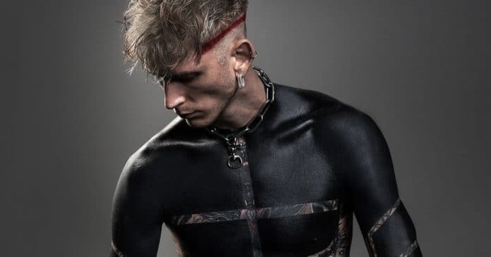 Internautas acusam Machine Gun Kelly de “querer ser negro” depois de exibir sua tatuagem blackout