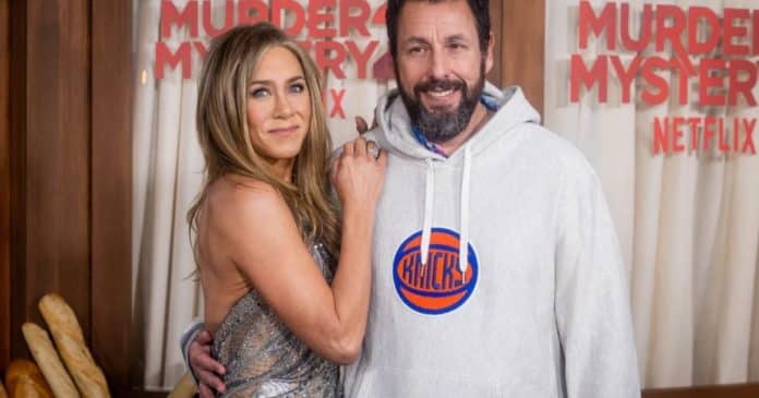 Jennifer Aniston revela Adam Sandler manda flores para ela todo Dia das Mães mesmo ela não tendo um filho