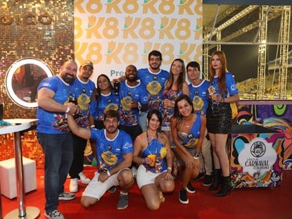 sabiaspalavras.com - K8 leva convidados para camarote em primeira noite de carnaval em SP