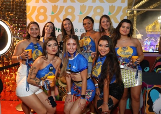 sabiaspalavras.com - K8 leva convidados para camarote em primeira noite de carnaval em SP