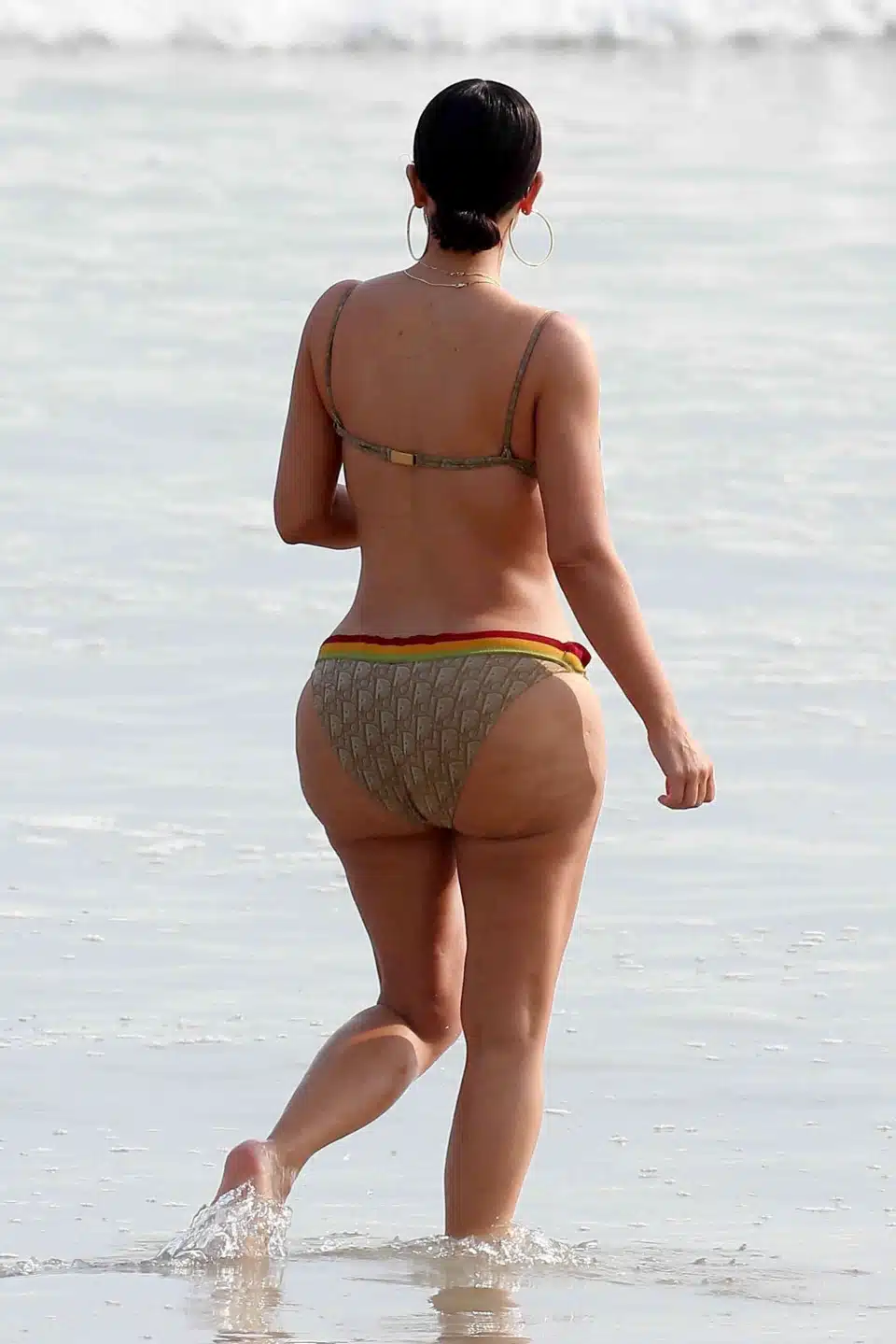 sabiaspalavras.com - Kim Kardashian choca fãs ao ser flagrada na praia exibindo seu corpo real diferente das fotos nas redes sociais