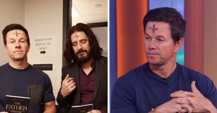 Católico devoto, Mark Wahlberg exibe orgulhosamente uma cruz em sua testa: “Servo”