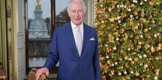 Rei Charles III prefere tratar câncer com “poções” em vez de quimioterapia, afirma comentarista real