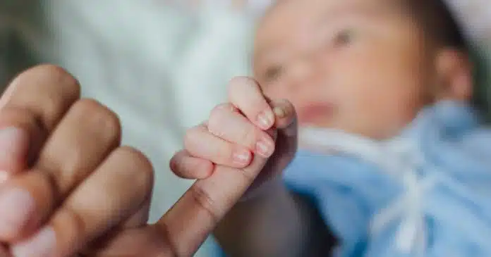 casal-coloca-filho-para-adocao-por-nao-combinar-com-a-familia Casal coloca filha de 3 meses para adoção por não “combinar” com a família