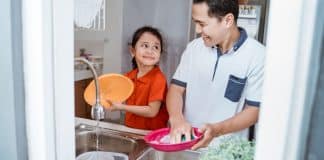 Descubra como as crianças podem ajudar nas tarefas domésticas e por que é importante