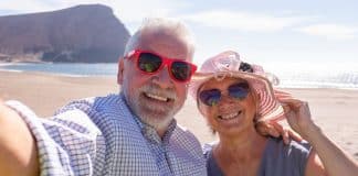 Filha de casal recém-aposentado fica ressentida por seus pais gastarem o dinheiro que “deveria ser dela” em viagens