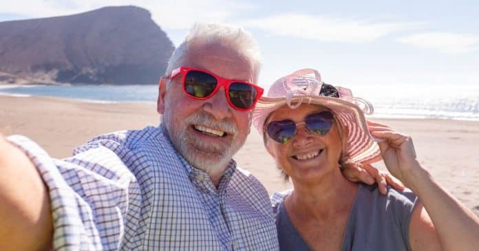 Filha de casal recém-aposentado fica ressentida por seus pais gastarem o dinheiro que “deveria ser dela” em viagens