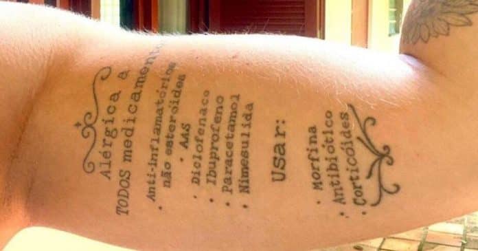 “Fiz uma tatuagem para salvar minha vida”: mulher alérgica a medicamentos toma atitude depois de situação grave