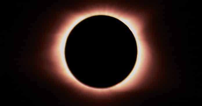 Cientistas emitem forte alerta sobre o eclipse solar total de HOJE ‘que pode ser mortal’