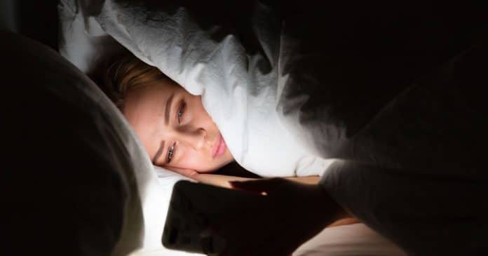 Como ter uma boa noite de sono? Descubra coisas que você deve evitar fazer na cama e dormir bem