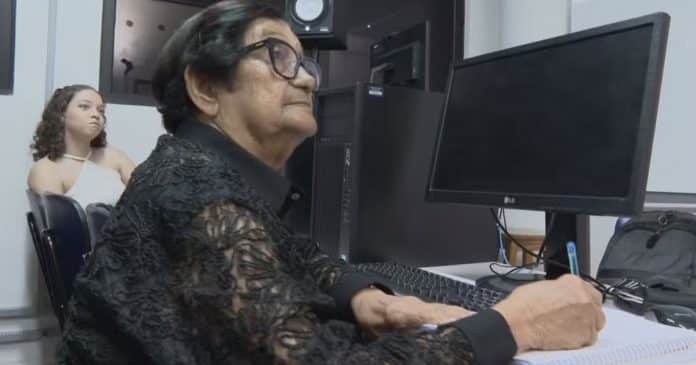 Idosa de 90 anos retorna a faculdade para sua sexta graduação: “Gosto de estar sempre em dia”