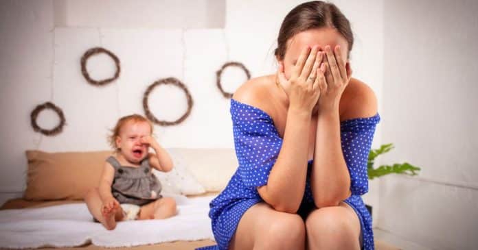 Mãe faz desabafo sincero na internet após sofrer com a solidão da maternidade
