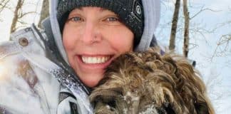Mulher morre abraçada ao seu cão ao tentar resgatá-lo em rio congelado: Um ato de amor que custou sua vida