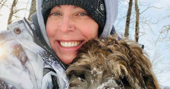 Mulher morre abraçada ao seu cão ao tentar resgatá-lo em rio congelado: Um ato de amor que custou sua vida