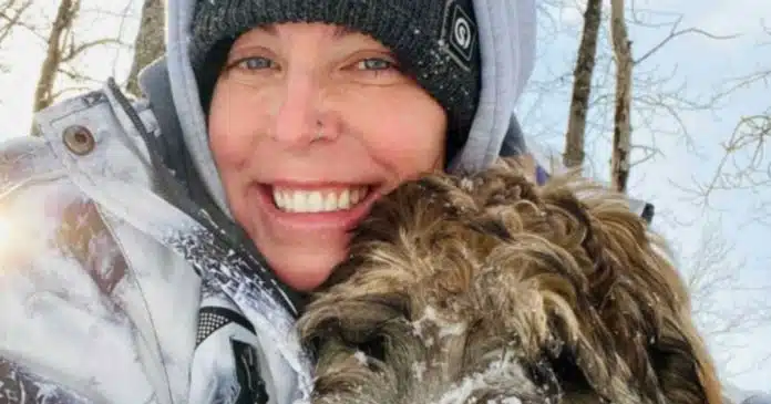 mulher-morre-ao-tentar-resgatar-cao-em-rio-congelado-um-ato-de-amor-que-custou-sua-vida Mulher morre abraçada ao seu cão ao tentar resgatá-lo em rio congelado: Um ato de amor que custou sua vida