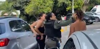 PM dá tapa no rosto de mãe suspeita de agredir a própria filha em Pernambuco