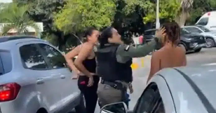 pm-da-tapa-no-rosto-de-mae-suspeita-de-agredir-a-propria-filha-em-pernambuco PM dá tapa no rosto de mãe suspeita de agredir a própria filha em Pernambuco