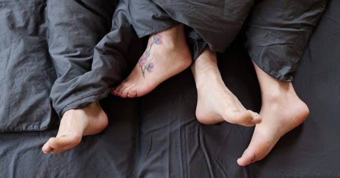 Dormir com os pés para fora das cobertas é ótimo para sua saúde; Especialista explica