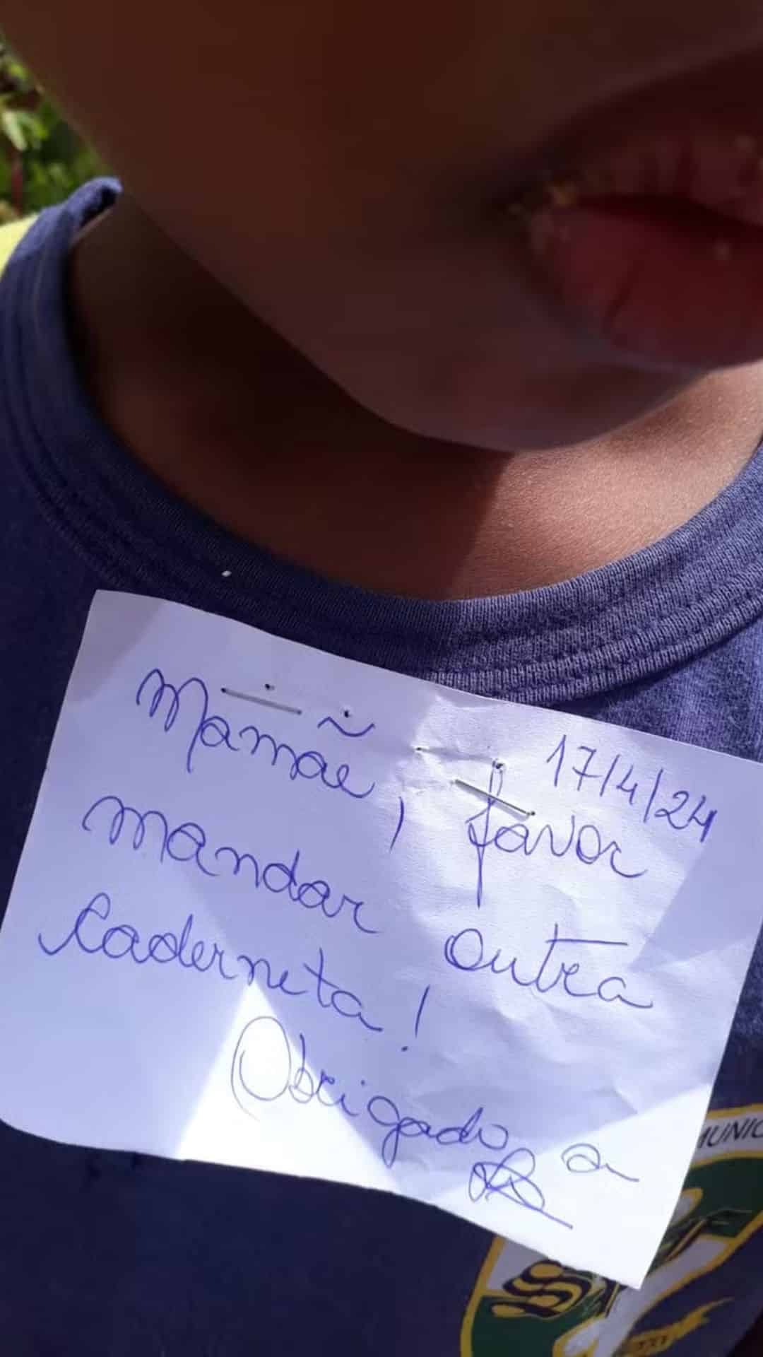 sabiaspalavras.com - Professora grampeia bilhete em camisa de criança de 5 anos; mãe relata revolta