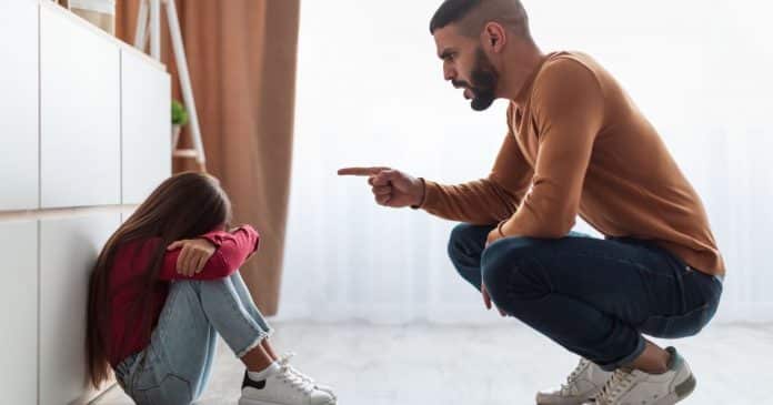 Psicóloga explica impacto profundo de crescer com pais narcisista