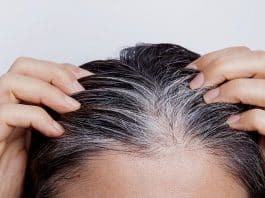 Mistura com 2 ingredientes promete ELIMINAR O CABELO BRANCO em 30 minutos sem tinta