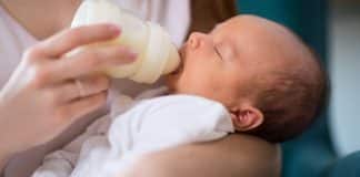Bebê de quatro meses fica em coma após avó usar vinho para diluir leite em pó