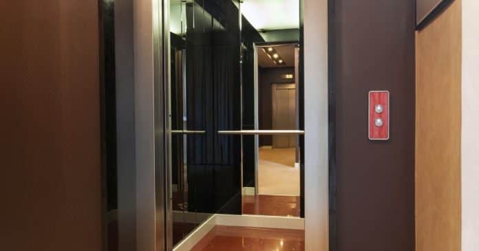 Por que existem espelhos nos elevadores? Descubra seus múltiplos propósitos