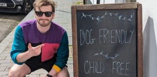 Proprietário de pub provoca debate com sua política ‘adequado para cães e livre de crianças’