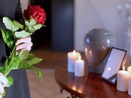 Homem crema “esposa” mas a ENCONTRA VIVA a 600 km de distância: Polícia investiga o incidente