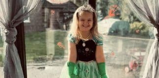 Menina de 5 anos caminha sozinha até sua escola, vestida de princesa, para dizer: “Mamãe não consegue acordar”