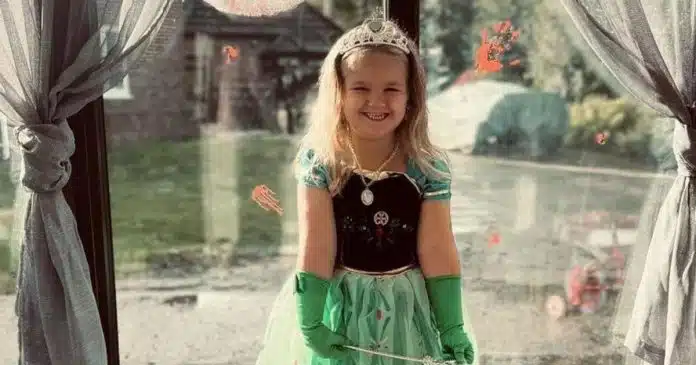 menina-de-5-anos-caminha-sozinha-ate-sua-escola-vestida-de-princesa-para-dizer-mamae-nao-consegue-acordar Menina de 5 anos caminha sozinha até sua escola, vestida de princesa, para dizer: “Mamãe não consegue acordar”