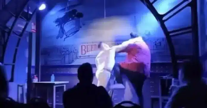 video-homem-sobe-ao-palco-e-agride-comediante-apos-comentario-sexual-sobre-seu-bebe VÍDEO: Homem sobe ao palco e agride comediante após comentário sexual sobre seu bebê