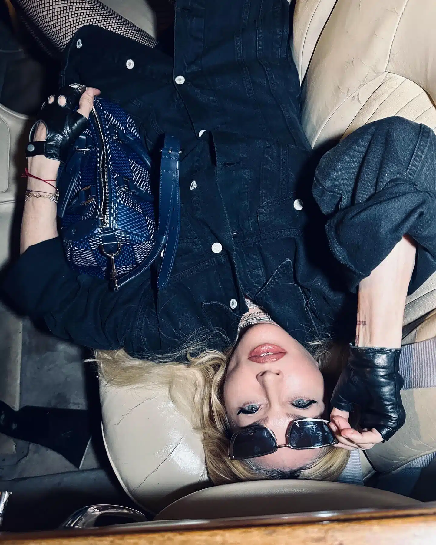 Aos 65 anos, Madonna mostra sua beleza eterna em fotos deslumbrantes sem rugas sabiaspalavras.com - Aos 65 anos, Madonna mostra sua beleza eterna em fotos deslumbrantes sem rugas