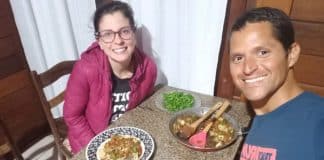 “Muquirana” afirma que não compra roupas há 10 anos e sobrevive apenas com frutas e legumes