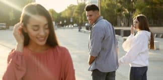 O que significa quando o seu homem fica olhando para outra mulher (da perspectiva de um homem)