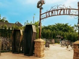 Beto Carrero World surpreende ao inaugurar fumódromo temático de cemitério em Santa Catarina